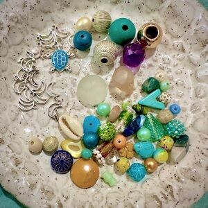 🥣 BEAD SOUP! 65 pcs of moon charms/connectors and colorful beads❣️